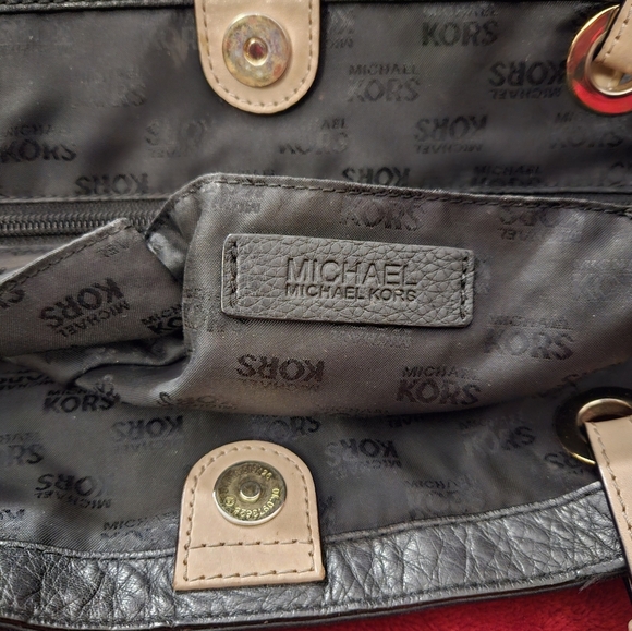 Michael Kors Jet Set Black Leather Tote - Picture 11 of 15